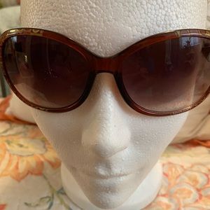 Foster Grant Beautiful Sunglasses 🕶